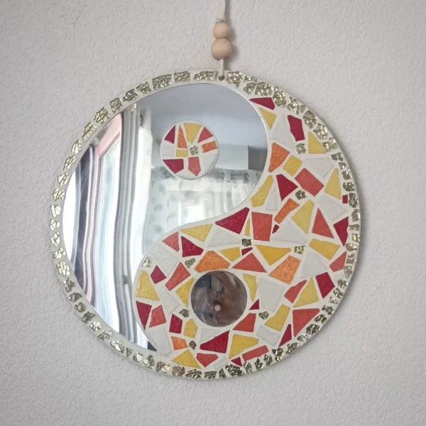 Décoration murale Yin Yang en mosaïque de céramique avec miroir. Pièce artisanale unique. Symbole d'équilibre, faite main en France.