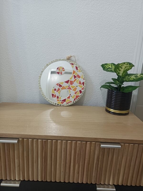 Décoration murale Yin Yang en mosaïque de céramique avec miroir. Pièce artisanale unique. Symbole d'équilibre, faite main en France.