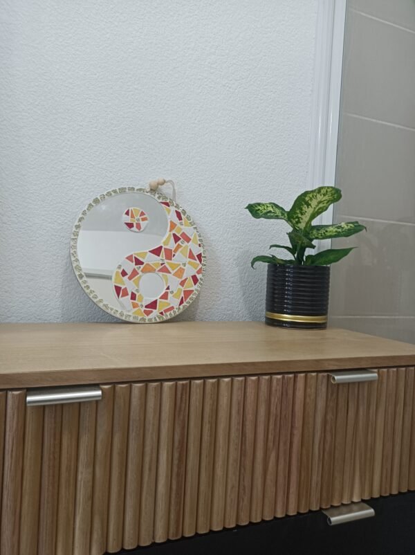 Décoration murale Yin Yang en mosaïque de céramique avec miroir. Pièce artisanale unique. Symbole d'équilibre, faite main en France.
