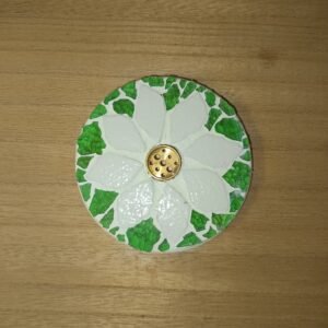 Porte-encens mandala en mosaïque verte. Fait main en France. Pour vos rituels bien-être et votre déco zen. Pièce artisanale douce et unique.