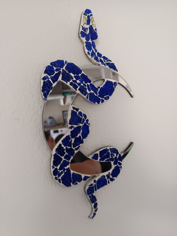 Miroir mural serpent en mosaïque bleu profond.