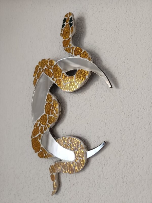 Miroir mural fait main en mosaïque jaune. Serpent et demi-lune en verre craquelé & miroir. Pièce unique, mystique et lumineuse.