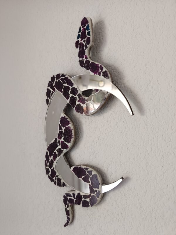 Miroir mural serpent en mosaïque violet. Verre craquelé & miroir. Création artisanale, spirituelle et unique. Fait main en France, pièce mystique.