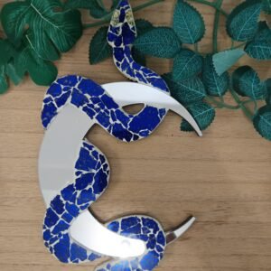 Miroir mural serpent en mosaïque bleu profond.