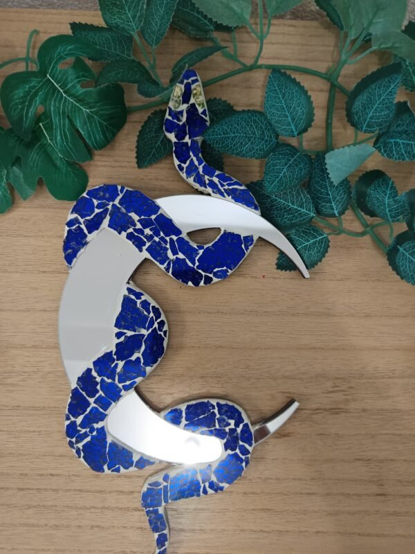 Miroir mural serpent en mosaïque bleu profond.