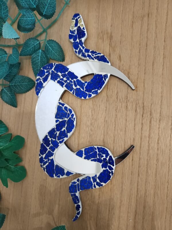 Miroir mural serpent en mosaïque bleu profond.