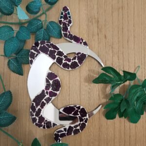 Miroir mural serpent en mosaïque violet. Verre craquelé & miroir. Création artisanale, spirituelle et unique. Fait main en France, pièce mystique.