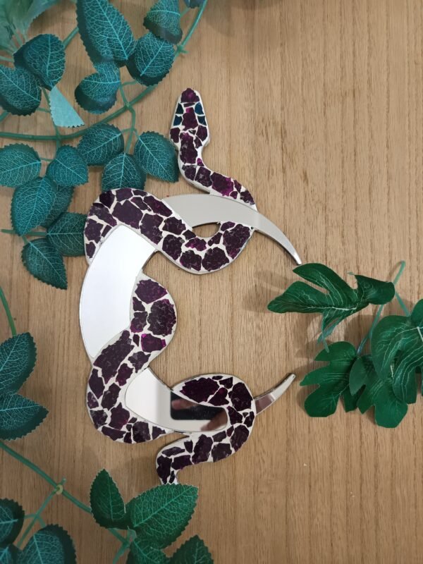 Miroir mural serpent en mosaïque violet. Verre craquelé & miroir. Création artisanale, spirituelle et unique. Fait main en France, pièce mystique.