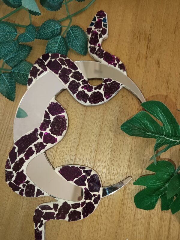 Miroir mural serpent en mosaïque violet. Verre craquelé & miroir. Création artisanale, spirituelle et unique. Fait main en France, pièce mystique.