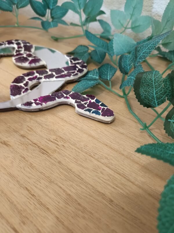 Miroir mural serpent en mosaïque violet. Verre craquelé & miroir. Création artisanale, spirituelle et unique. Fait main en France, pièce mystique.