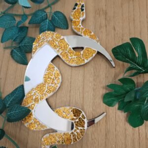 Miroir mural fait main en mosaïque jaune. Serpent et demi-lune en verre craquelé & miroir. Pièce unique, mystique et lumineuse.
