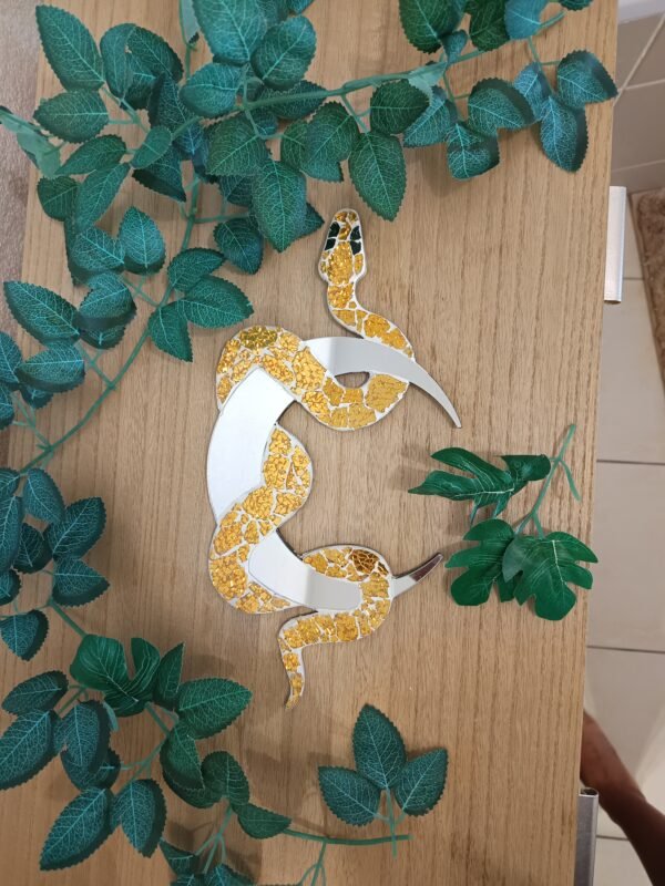 Miroir mural fait main en mosaïque jaune. Serpent et demi-lune en verre craquelé & miroir. Pièce unique, mystique et lumineuse.