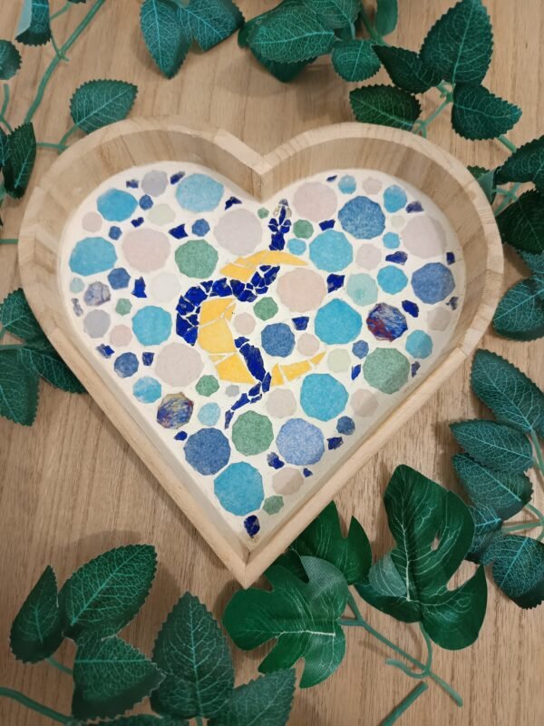 Plateau cœur en mosaïque lune et serpent. Pièce unique faite main. Décoration ésotérique et poétique en bois naturel. Idéal en cadeau ou pour autel.