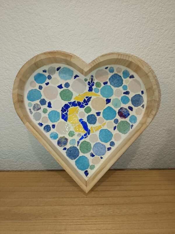 Plateau cœur en mosaïque lune et serpent. Pièce unique faite main. Décoration ésotérique et poétique en bois naturel. Idéal en cadeau ou pour autel.