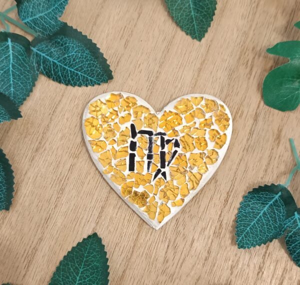 Magnet astrologique Capricorne en mosaïque jaune. Fait main en France. Création lumineuse et unique pour décorer frigo, bureau ou espace spirituel.