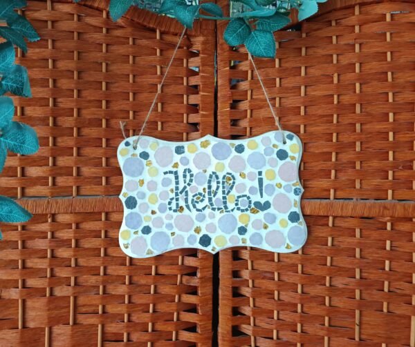 Pancarte murale "Hello" en mosaïque de verre & céramique. Pièce artisanale unique faite main en France. Pour une entrée douce et accueillante.