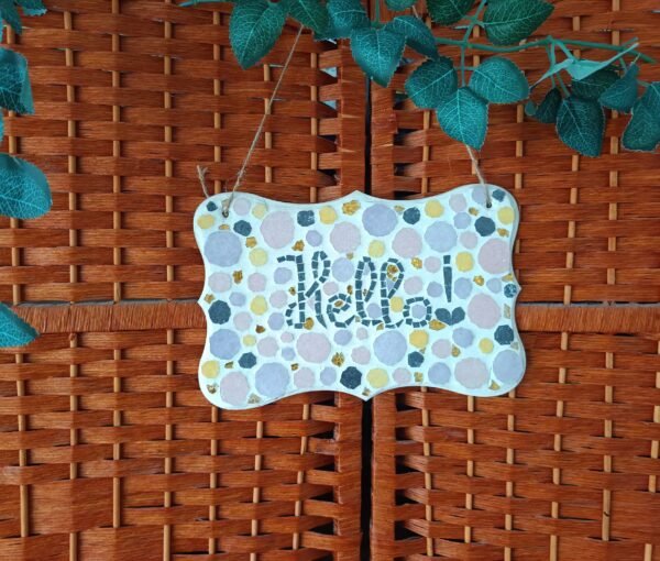 Pancarte murale "Hello" en mosaïque de verre & céramique. Pièce artisanale unique faite main en France. Pour une entrée douce et accueillante.