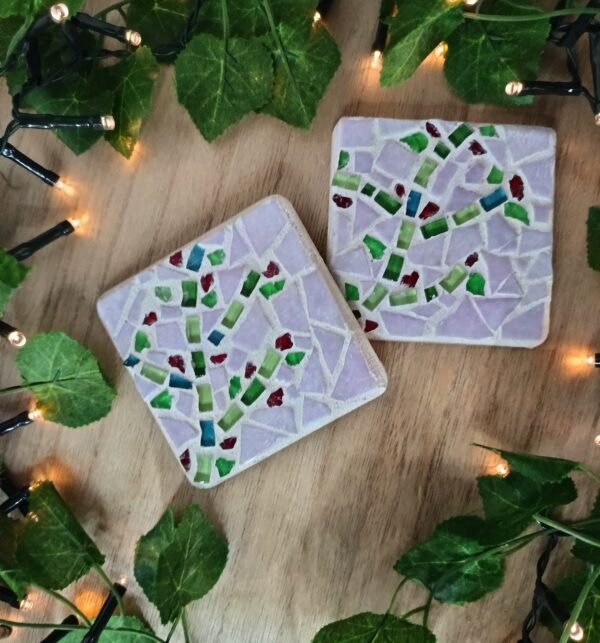 Lot de 2 dessous de verre en mosaïque faits main. Couleurs vives et motifs organiques. Idéal pour une table chaleureuse et artisanale.