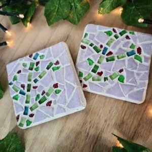 Lot de 2 dessous de verre en mosaïque faits main. Couleurs vives et motifs organiques. Idéal pour une table chaleureuse et artisanale.