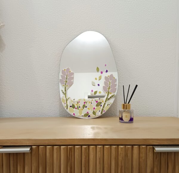 Miroir mural en mosaïque végétale. Feuilles et baies stylisées. Pièce unique, faite main en France. Déco naturelle, zen et poétique.