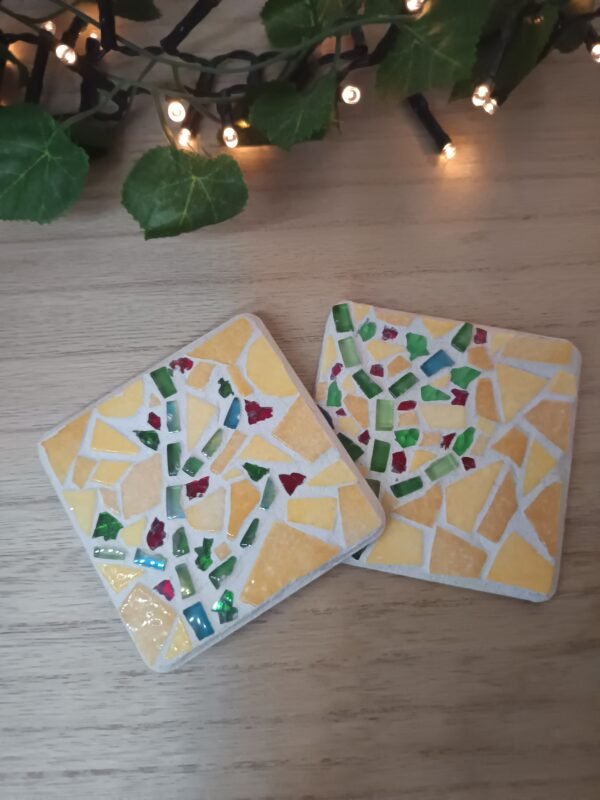 Dessous de verre en mosaïque aux teintes agrumes. Faits main en France. Lot de 2 pièces artisanales, joyeuses et colorées pour une table pleine de vie.