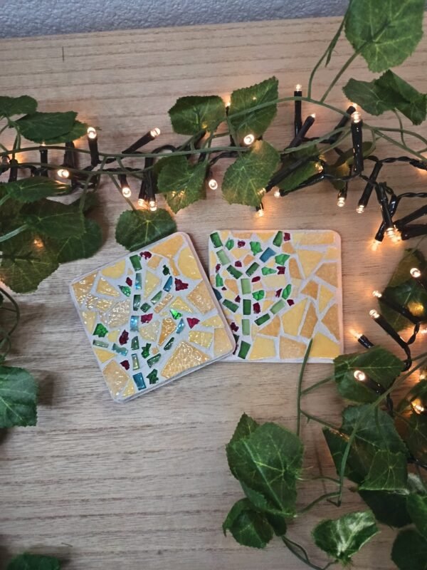 Dessous de verre en mosaïque aux teintes agrumes. Faits main en France. Lot de 2 pièces artisanales, joyeuses et colorées pour une table pleine de vie.