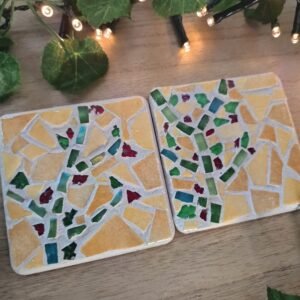 Dessous de verre en mosaïque aux teintes agrumes. Faits main en France. Lot de 2 pièces artisanales, joyeuses et colorées pour une table pleine de vie.
