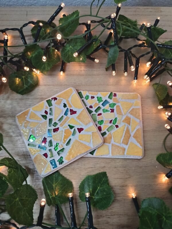 Dessous de verre en mosaïque aux teintes agrumes. Faits main en France. Lot de 2 pièces artisanales, joyeuses et colorées pour une table pleine de vie.