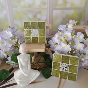 Découvrez nos dessous de verre en mosaïque faits main : des pièces uniques et durables pour protéger vos surfaces tout en apportant une touche d’élégance artisanale à votre décoration.