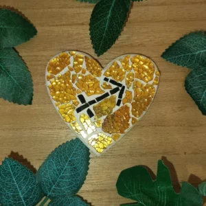 Magnet astrologique Sagittaire en mosaïque jaune. Fait main en France. Pièce unique, solaire et symbolique. Décoration artisanale à offrir ou collectionner.
