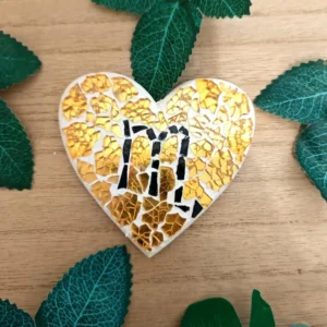Magnet astrologique Scorpion en mosaïque jaune. Fait main en France. Création solaire, intuitive et unique. Cadeau spirituel ou déco personnalisée.