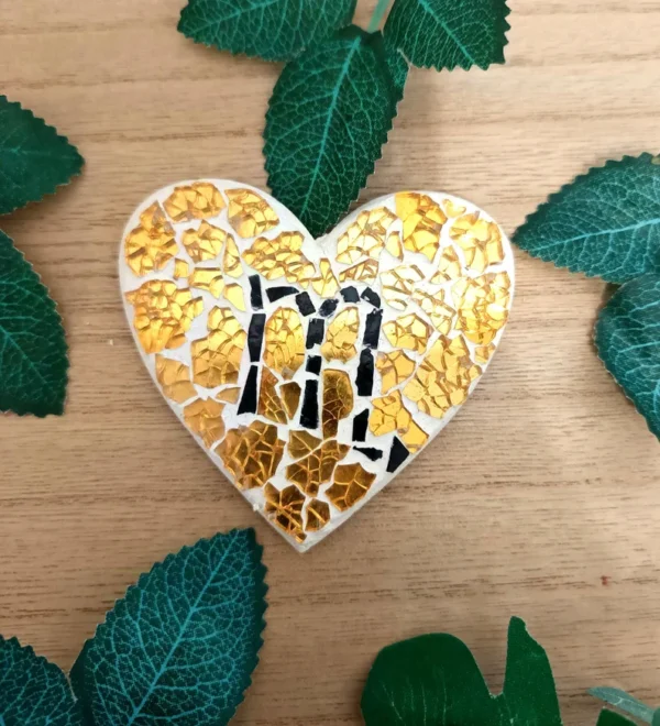 Magnet astrologique Scorpion en mosaïque jaune. Fait main en France. Création solaire, intuitive et unique. Cadeau spirituel ou déco personnalisée.