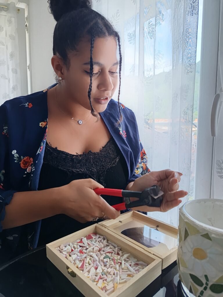Moi en train de travailler dans mon atelier, lumière naturelle, ambiance douce et authentique