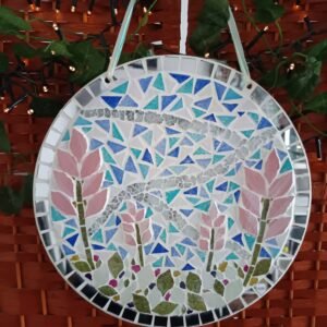 Suspension murale fleurie en mosaïque. Design printanier fait main, fleurs roses et bleues. Pièce unique, déco poétique et artisanale – Les Éclats de Vivy.