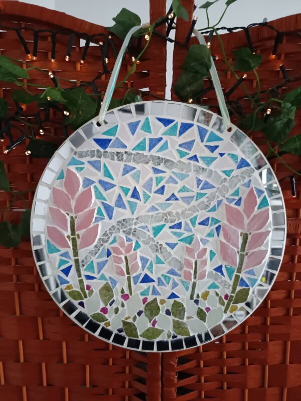 Suspension murale fleurie en mosaïque. Design printanier fait main, fleurs roses et bleues. Pièce unique, déco poétique et artisanale – Les Éclats de Vivy.