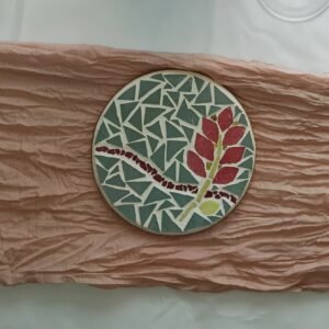 Dessous de plat printanier vert en mosaïque. Motifs floraux faits main. Deux pièces uniques disponibles. Accessoire de table décoratif et pratique.