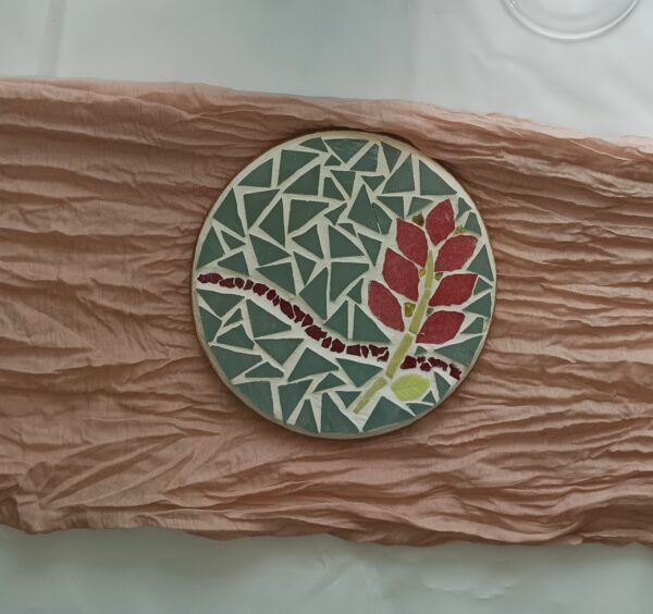 Dessous de plat printanier vert en mosaïque. Motifs floraux faits main. Deux pièces uniques disponibles. Accessoire de table décoratif et pratique.