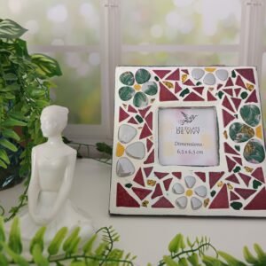 Découvrez notre cadre photo en mosaïque fleuri, une création artisanale pleine de charme pour sublimer vos souvenirs. Parfait pour offrir ou décorer votre intérieur avec une touche naturelle et élégante.