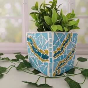 Cache pot carré en mosaïque fait main en France. Pièce artisanale unique pour plantes et décoration intérieure. Couleurs éclatantes bleu & or.