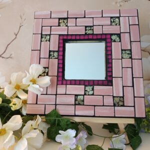 Miroir décoratif artisanal – Collection Osmose. Mosaïque rose, violet & or, fait main en France. Décoration unique et harmonieuse pour un intérieur poétique.