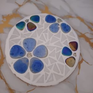 Dessous de plat en céramique et émaux fait main en France. Mosaïque artisanale bleue, objet décoratif et fonctionnel pour la table.