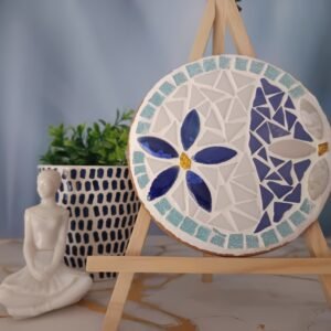 Dessous de plat en céramique et émaux fait main en France. Mosaïque artisanale bleue, objet décoratif et fonctionnel pour la table.