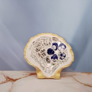 Vide-poche coquillage en mosaïque fait main en France. Création artisanale unique en verre craquelé, galets japonais et coques en réemploi. Objet décoratif inspiré de la mer, durable, lumineux et éco-responsable.